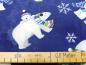 Preview: Patchworkstoff Clothworks Snowville Eisbären auf blau Detailansicht mit Maß